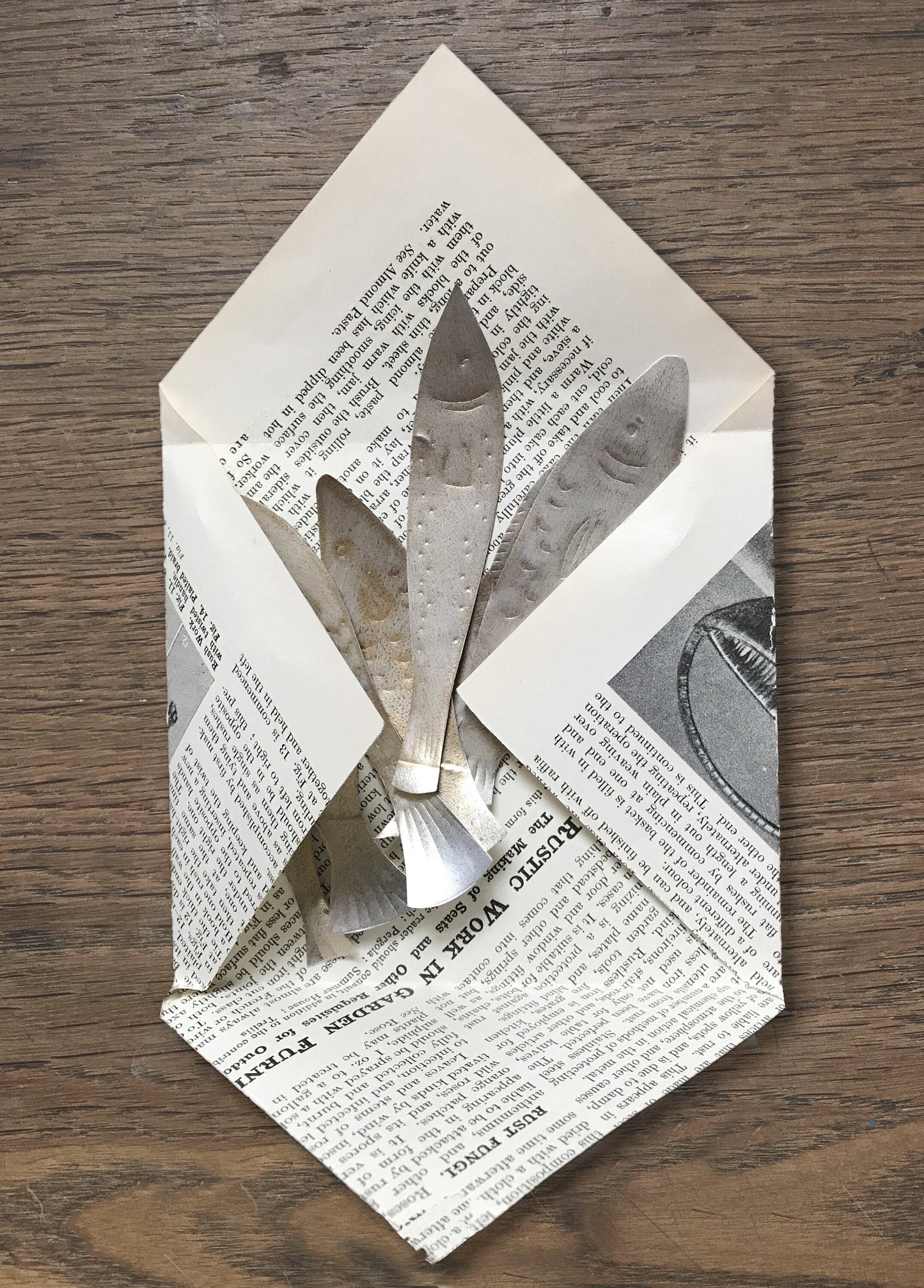 Recycled Can Silver Fish Shoal – Upcycled Wall Art Decor